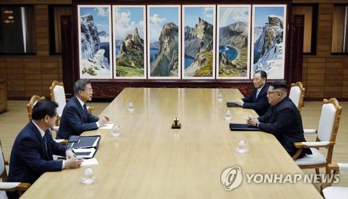 제2차 남북정상회담 (서울=연합뉴스) 문재인 대통령과 북한 김정은 국무위원장이 지난 5월 26일 오후 판문점 북측 통일각에서 열린 제2차 남북정상회담에서 만나 얘기를 나누고 있다.  [청와대 제공]