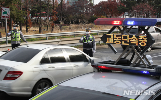 【서울=뉴시스】김진아 기자 = 2일 오전 서울 서초IC 인근 도로에서 서초경찰서 경찰들이 전좌석 안전벨트 미착용 특별단속을 하고 있다. 2018.12.02.  bluesoda@newsis.com