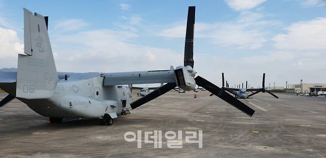 오키나와 후텐마 기지 활주로에 제3해병원정군 소속 ‘오스프리’ 수직이착륙 항공기가 줄지어 서 있다. [사진=김관용기자]