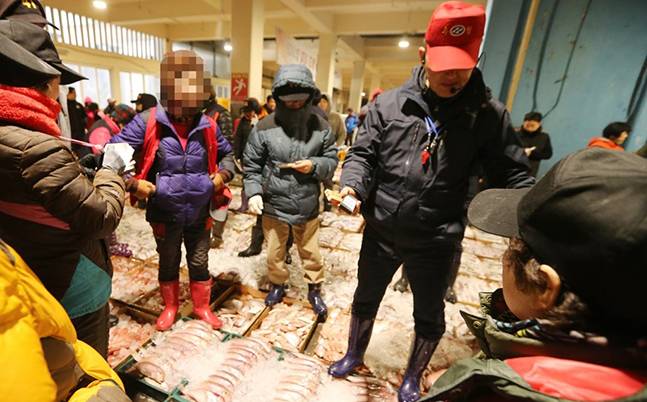 수산물에 대해 경매가 이뤄지고 있는 위판장. ⓒ연합뉴스 자료사진