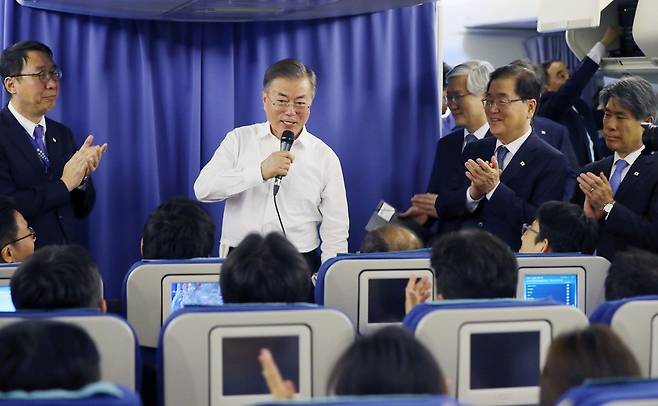 ë¬¸ìž¬ì¸ ëŒ?í†µë ¹ì´ 1ì¼(í˜„ì§?ì‹œê°) ì£¼ìš” 20ê°œêµ­(G20) ì •ìƒíšŒì˜ë¥¼ ë§ˆì¹˜ê³  ì•„ë¥´í—¨í‹°ë‚˜ ë¶?ì—ë…¸ìŠ¤ì•„ì´ë ˆìŠ¤ë¥¼ ë– ë‚˜ êµ­ë¹ˆë°©ë¬¸êµ­ì¸ ë‰´ì§ˆëžœë“œ ì˜¤í´ëžœë“œë¡œ í–¥í•˜ëŠ” ê³µêµ°1í˜¸ê¸° ì•ˆì—ì„œ ê¸°ìžê°„ë‹´íšŒë¥¼ ì—´ì–´ ê¸°ìžë“¤ì˜ ì§ˆë¬¸ì— ë‹µí•˜ê³  ìžˆë‹¤. ì˜¤í´ëžœë“œ/ì²­ì™?ëŒ?ì‚¬ì§„ê¸°ìžë‹¨
