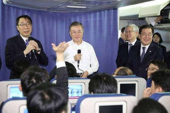 문재인 대통령이 1일(현지시간) 주요 20개국 정상회의를 마치고 아르헨티나 부에노스아이레스를 떠나 뉴질랜드 오클랜드로 향하는 공군1호기 안에서 기자간담회를 열었다. [청와대사진기자단]