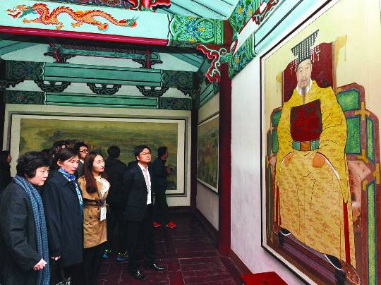 한국 역사학자협의회 관계자들이 2015년 10월 북한 개성에 있는 태조 왕건릉을 찾아 왕건의 어진(초상)을 관람하고 있다. 사진공동취재단