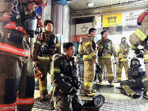 초겨울 추위 땀으로 녹이는 소방관들 (수원=연합뉴스) 지난달 30일 오후 부상자 40여 명이 발생한 경기도 수원시 골든프라자 화재 현장에서 소방대원들이 수색 도중 잠시 휴식을 취하고 있다.  [경기도소방재난본부 제공]      stop@yna.co.kr  (끝)