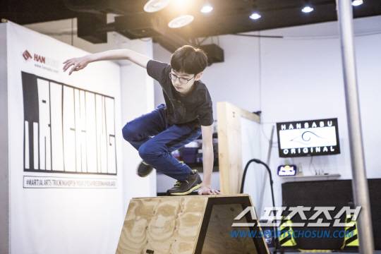 한 소년이 한사부 올리지널 스튜디오에서 수업을 받고 있다.