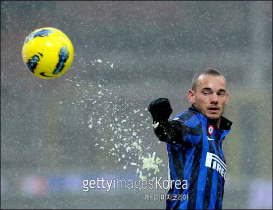 8년 전 월드컵 준우승과 소속팀 트레블을 이끌고도 발롱도르 수상에 실패한 스네이더. ⓒ 게티이미지