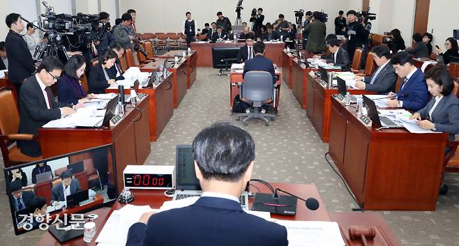조승래 더불어민주당 국회 교육위원회 법안심사소위원장등 위원들이 3일 국회에서 열린 사립유치원의 공공성 강화를 위한 이른바 ‘박용진 3법’과 자유한국당이 내놓은 ‘유치원 3법’ 을 상정 심사하고 있다. 권호욱 선임기자