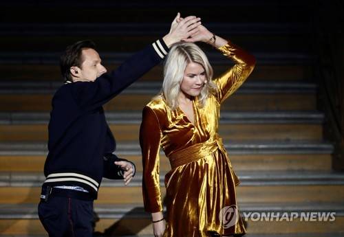 여자 발롱도르 수상자 헤게르베르그(오른쪽)와 DJ 솔베이그 [로이터=연합뉴스]