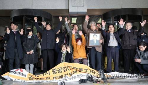 만세 외치는 일제 강제징용 피해자와 가족들 (서울=연합뉴스) 김도훈 기자 = 29일 오전 서울 서초구 대법원 대법정 앞에서 일제 강제징용 피해자 및 가족들이 미쓰비시 중공업 상대로 낸 손해배상청구 청구소송 상고심에서 승소한 뒤 기자회견을 하며 만세를 외치고 있다. 2018.11.29      superdoo82@yna.co.kr  (끝)