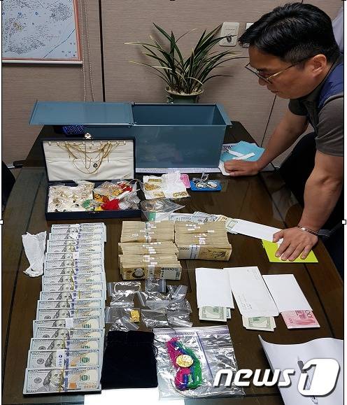 사위명의 대여금고에서 적발된 수표 등 은닉재산.(국세청 제공)© News1