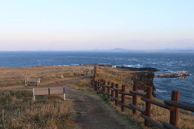 해안절벽 산책로의 벤치