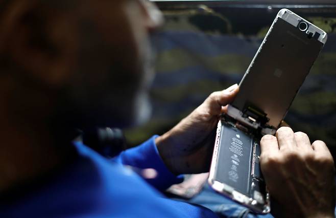 아이폰 배터리 교체. /사진=로이터통신