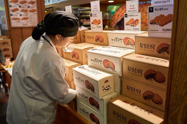 성심당의 대표메뉴인 튀김소보로와 부추빵