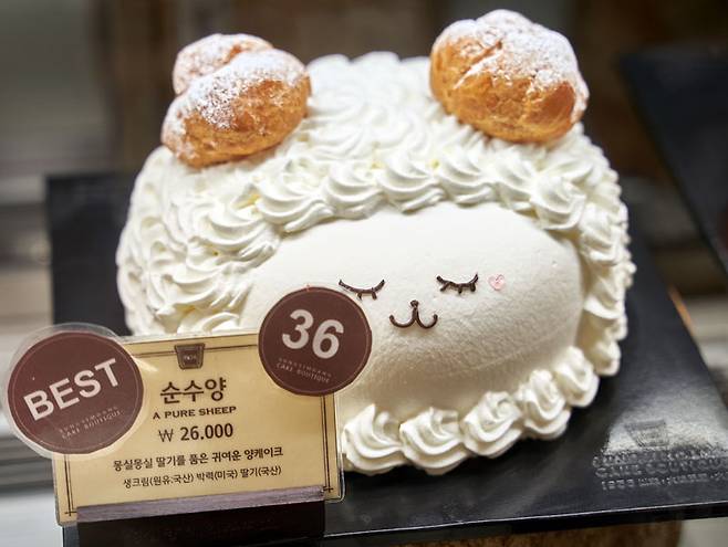 먹기에 다소잔인하다는 생각이 들지만 입에 들어가는 순간 사르르 녹아버리는 생크림이 일품이다