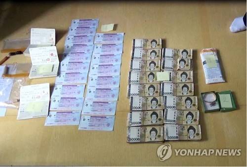2018년 고액·상습체납자 적발 사례 (서울=연합뉴스) 국세청이 5일 2018년 고액·상습체납자 7천 158명에 대한 명단을 공개했다. 사진은 한 체납자의 가택수색에서 발견한 현금, 수표 및 친척 명의 차명계좌 통장. 체납자는 재산을 장롱에 숨겨놓고 있었다.  [국세청 제공]    photo@yna.co.kr  (끝)