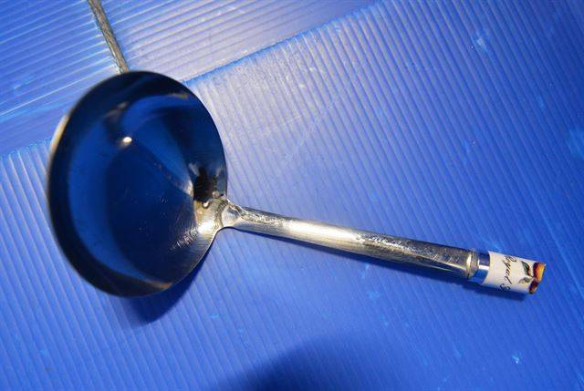 손잡이가 떨어져나간 스테인리스 국자.