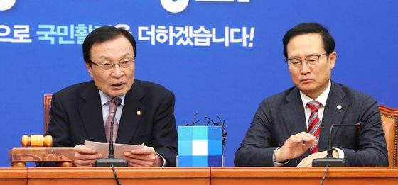 더불어민주당 이해찬 대표(왼쪽)가 지난달 30일 오전 국회에서 열린 최고위원회의에서 발언하고 있다. [연합뉴스]