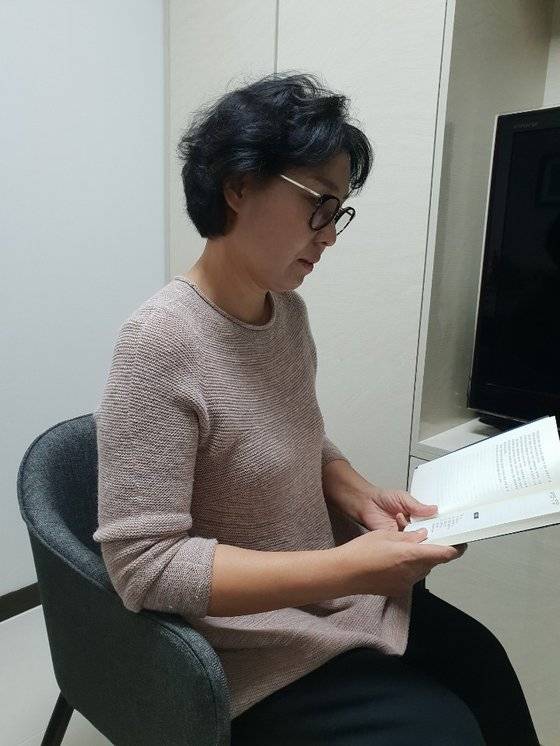 고 이재선씨의 부인 박인복씨. 언론에 자신의 얼굴이 많이 알려지는 것이 두렵다며 정면 사진은 거부했다. 박씨가 들고 있는 책은 고 이재선씨가 쓴 글이 담긴 검정고시 출신 수기 모음집이다. 박씨는 "남편이 제정신이 아니었다면 어떻게 회계사 업무를 계속 이어가고 글을 썼겠냐"고 말했다. 최모란 기자