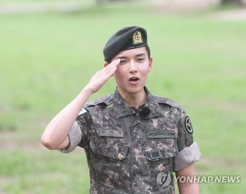 슈퍼주니어 려욱 "전역을 명 받았습니다" (증평=연합뉴스) 윤우용 기자 = 충북 증평군 소재 육군 37사단 군악대에서 군 복무를 한 그룹 슈퍼주니어의 려욱(본명 김려욱·31)이 10일 만기 전역한 뒤 팬에게 거수경례하고 있다. 2018.7.10       ywy@yna.co.kr