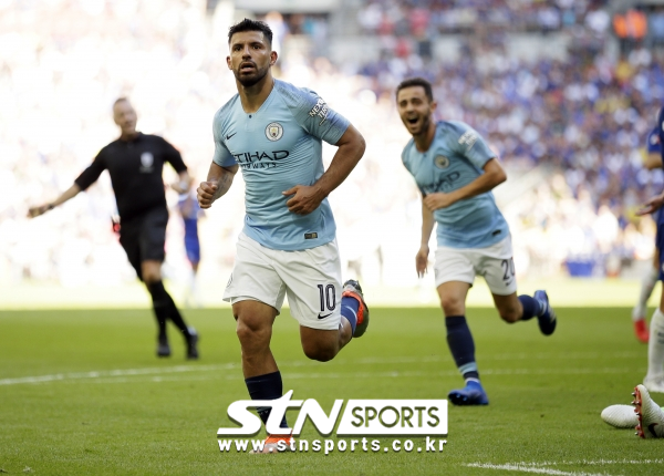 세르히오 아구에로의 가슴에 선명한 이티하드의 로고