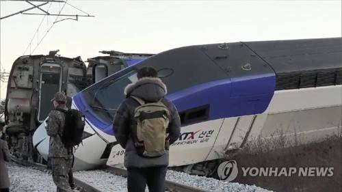 강릉서 KTX 열차 탈선…깜짝 놀란 승객들 (강릉=연합뉴스) 유형재 기자 = 8일 오전 7시 35분께 강원 강릉시 운산동에서 서울행 KTX 열차가 탈선했다. 열차 10량 중 앞 4량이 선로를 벗어났으며 열차에는 모두 198명이 타고 있었던 것으로 전해졌다. 2018.12.8 yoo21@yna.co.kr  (끝)