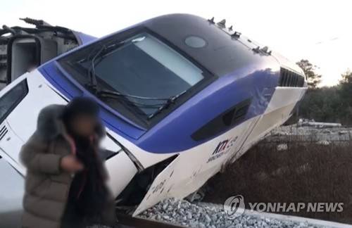 강릉서 서울행 KTX 열차 탈선…코레일 "인명피해 없어 [독자 촬영 제공]