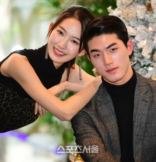 데이트를 즐기는 윤준협과 김수연. 이주상기자 rainbow@sportsseoul.com