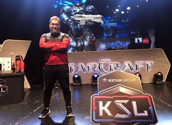 ‘홍구’ 임홍규씨가 지난달 30일 열린 KSL 시즌2 8강전 경기에 앞서 포즈를 취하고 있다. /이정민 기자