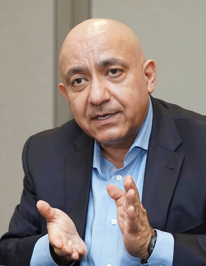 카이반 카리미 블랙베리 테크놀로지 솔루션 영업 마케팅 수석 부사장이 6일 서울 논현동 르메르디앙 서울 호텔에서 전자신문과 단독 인터뷰를 진행하고 있다. (제공=블랙베리QNX)