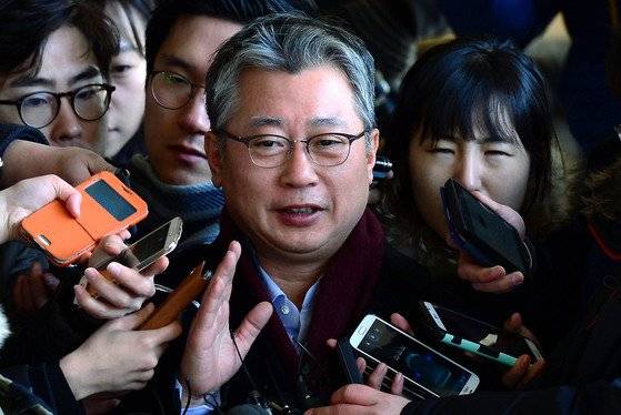 조응천 더불어민주당 의원(전 청와대 민정수석실 공직기강비서관)이 검찰에 출석하고 있다. 그는 박관천 전 경정이 청와대 공직기강비서관실 행정관으로 근무할 당시 직속상관이었다. 중앙포토