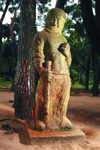 경북 경주 괘릉의 무인상은 머리와 수염이 곱슬곱슬한 서역인의 모습이다. 한국학중앙연구원 제공