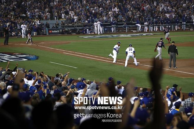 ▲ 야구 팬들의 기억에 깊은 인상을 남긴 '야구 영화'는 무엇일까. 메이저리그 홈페이지 MLB.com은 9일(이하 한국 시간) 야구에 관련된 25편의 영화를 꼽아봤다. 위 사진은 2018 메이저리그 월드시리즈 다저스와 보스턴 경기 사진.