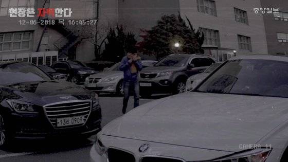 본지 이태윤 기자가 얼굴을 가리고 가상 범행시나리오에 맞춰 걷고 있다. [중앙포토]