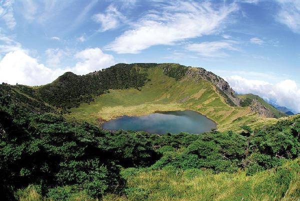 [월간산]한라산 정상 백록담의 모습. 동쪽 성판악과 북쪽 관음사에서만 정상으로 올라갈 수 있고, 주상절리가 있는 남벽과 서벽은 통제하고 있다.