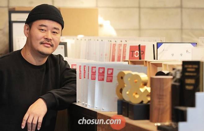 서울 강남구 청담동에 위치한 디자인회사‘플러스엑스’사무실에서 신명섭 대표가 포즈를 취하고 있다. 플러스엑스는 방탄소년단의 로고와 영문명 등을 만들었다. /장련성 객원기자