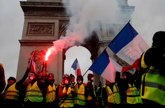 2018년 12월 1일 파리 개선문 앞에서 노란 조끼 시위대가 시위를 벌이고 있다. /가디언