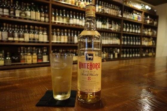 블렌디드 위스키 ‘화이트 호스’로 만든 하이볼. 위스키의 시작을 하이볼로 하는 것도 꽤 괜찮다. [사진 김대영]