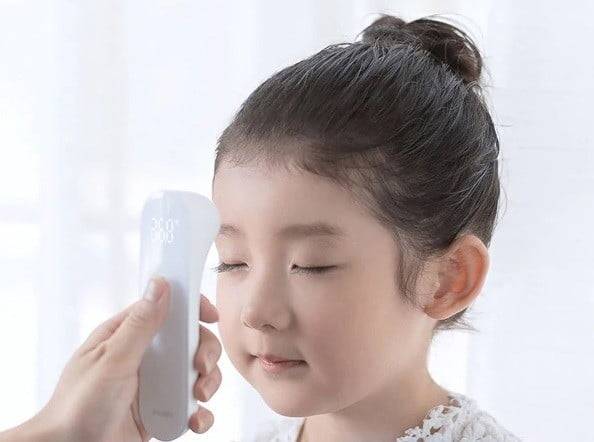 샤오미 체온계는 비접촉식 체온계로 이마에서 3cm 떨어진 곳에서 체온을 측정하면 된다. 거리와 각도, 측정 부위에 따른 오차는 있지만 전반적으로 우수한 성능을 보였다. 다만 피부에 물기가 있을 때는 정확한 측정이 불가능했다.