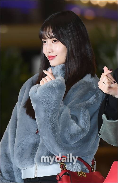 ▲ 트와이스 모모 '퍼 입어서 따뜻해요'
