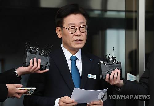 기소에 대한 입장 밝히는 이재명 경기지사 (수원=연합뉴스) 홍기원 기자 = 이재명 경기도지사가 11일 오후 경기도 수원시 경기도청에서 검찰의 수사결과 발표 관련 입장을 밝히고 있다.  검찰은 이날 공직선거법상 허위사실공표 등 혐의를 받는 이 지사를 기소하고 부인 김 씨는 불기소 처분했다.       xanadu@yna.co.kr  (끝)