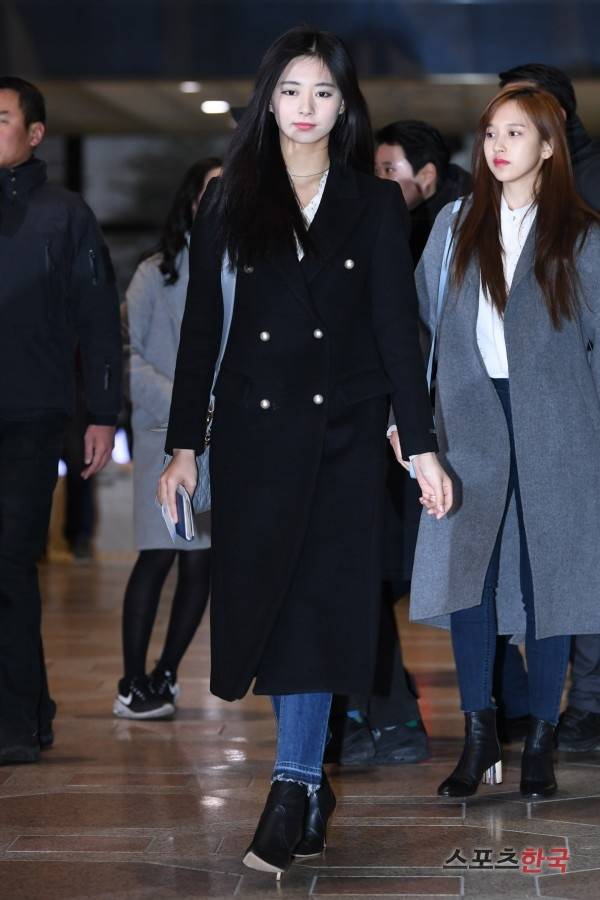 '2018 엠넷 아시안 뮤직 어워즈(MAMA)'참석차 김포국제공항을 통해 일본으로 출국하고 있는 트와이스 쯔위. 사진=장동규 기자 jk31@hankooki.com