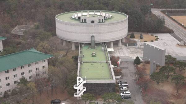 육사기념관 꼭대기 전망대에서 육사박물관을 바라본 모습. 건물의 모양이 흡사 열쇠를 닮아, 생도들 사이엔 박물관이 '조국 통일의 열쇠'가 돼라는 의미를 담고 있다고 알려져 있었다. /심기환 기자