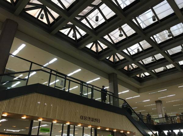 육사도서관 내부. 자연광을 이용한 채광이 눈에 띈다. /김리영 기자