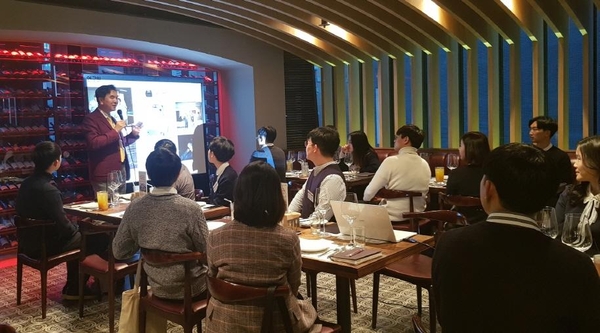 사진=김후식 대표는 10일 2019년도 뷰웍스 공채 5기 모집에 합격한 신입사원들을 초청해 오리엔테이션을 개최했다.