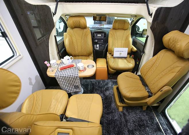 회전되는 운전석 시트, 넓은 응접실 공간