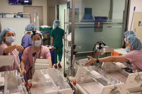 12일 오후 서울아산병원 66병동 분만실에선 수술 후 네쌍둥이를 태울 인큐베이터 4대를 준비하고 있다 [사진 서울아산병원]