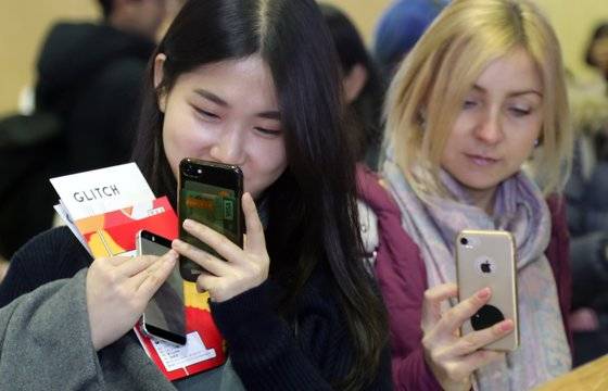 12일 전시장을 찾은 관람객들이 각종 작품들을 핸드폰에 담고 있다. 최승식 기자