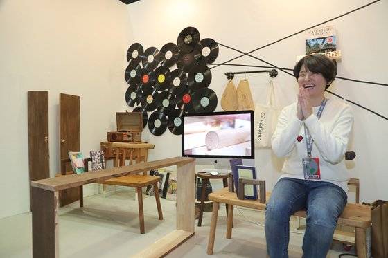 김혜민 디자이너는 자신이 앉아 있는 오른쪽의 미니멀한 작품들도 왼쪽에 보이는 옛 물건들과 서로 영감을 주고 받는다고 설명했다. 최승식 기자