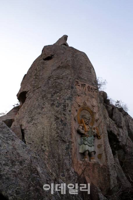 유달산 일등바위 암벽에 새겨진 흥법대사상