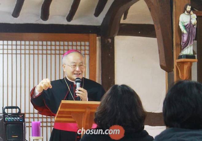 최덕기 주교가 100년 전 신자들이 지은 한옥 피정의 집에서 강의하고 있다. 최 주교가 지도하는 피정은 할아버지가 옛날이야기 해주듯 쉬운 비유로 신앙인의 자세를 설명해 인기를 얻고 있다. /김한수 기자